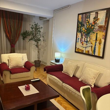 Lovely Square Apartment Purple Velvet Скопье Экстерьер фото