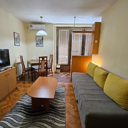 Lovely Square Apartment Purple Velvet Скопье Экстерьер фото