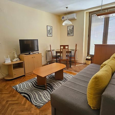 Lovely Square Apartment Purple Velvet Скопье Экстерьер фото