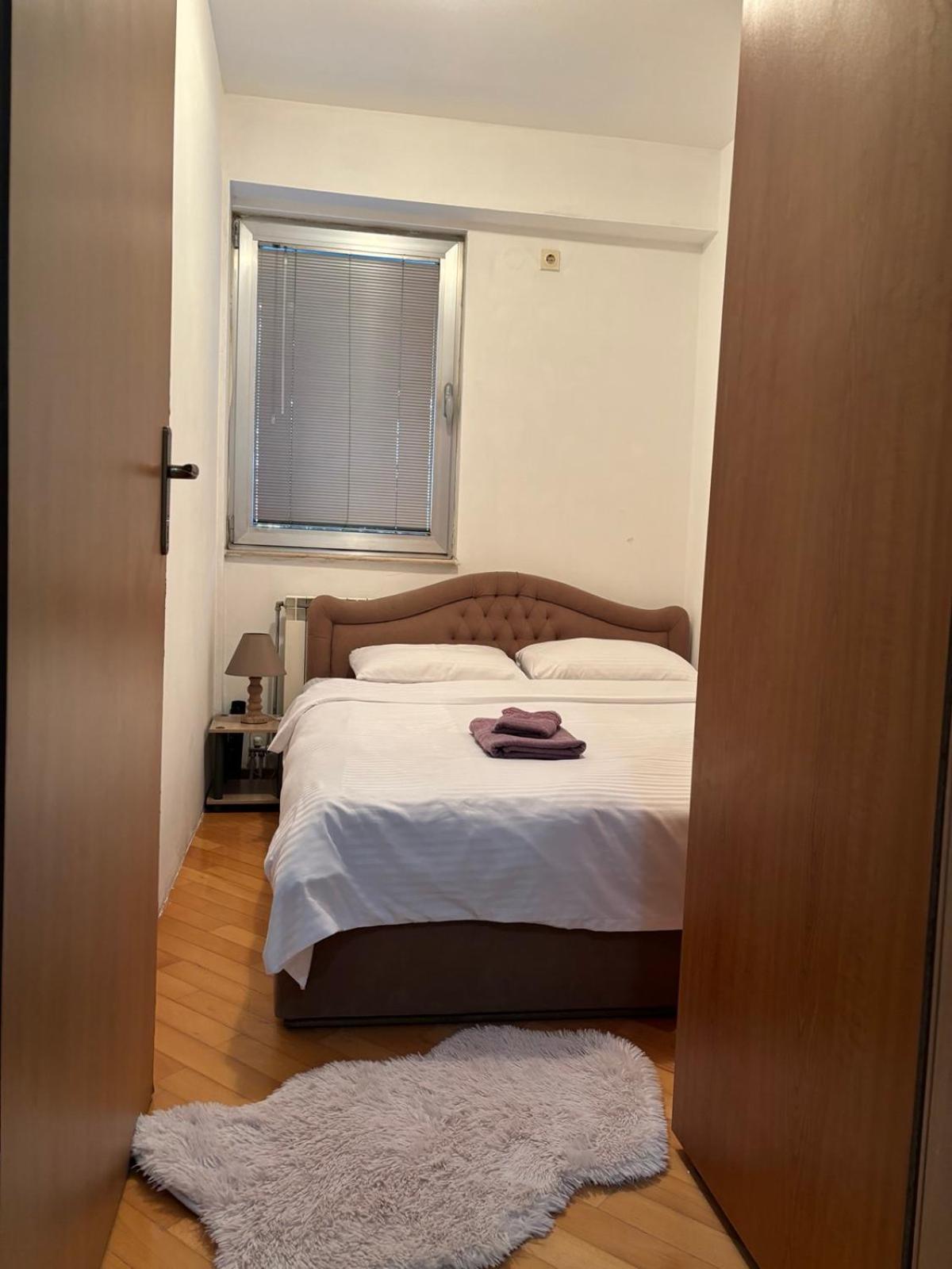 Lovely Square Apartment Purple Velvet Скопье Номер фото