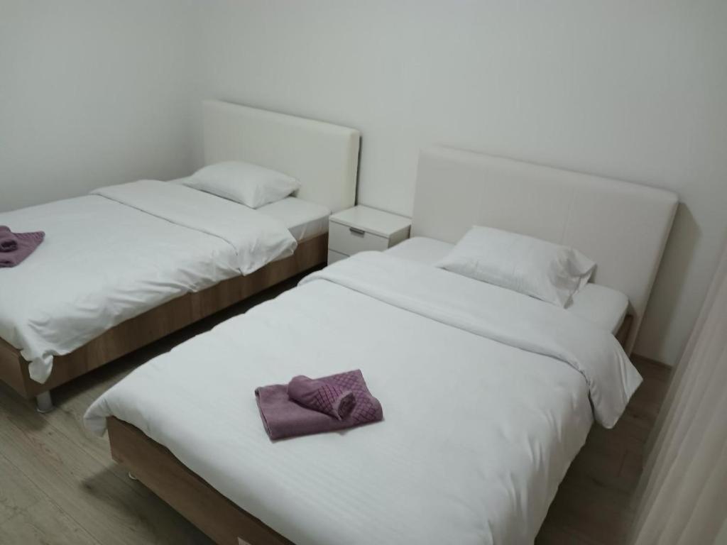 Lovely Square Apartment Purple Velvet Скопье Номер фото