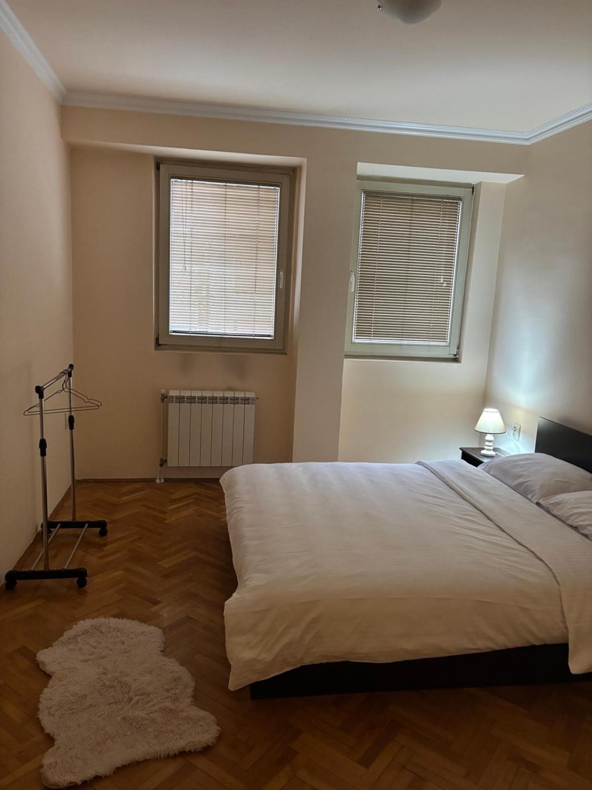 Lovely Square Apartment Purple Velvet Скопье Номер фото
