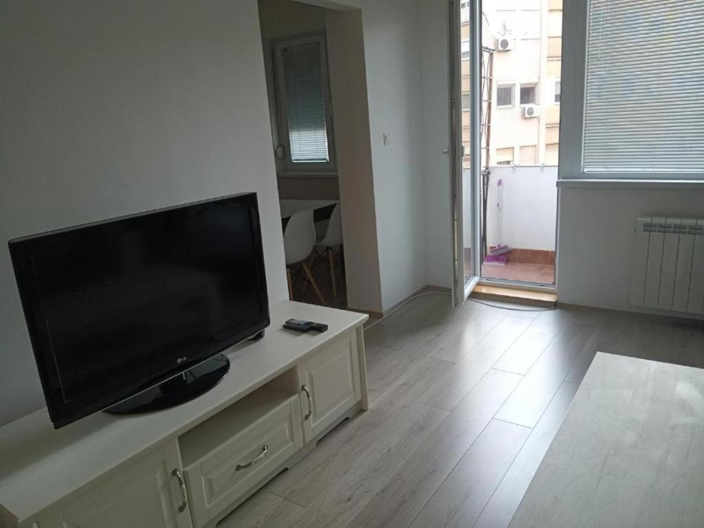 Lovely Square Apartment Purple Velvet Скопье Номер фото