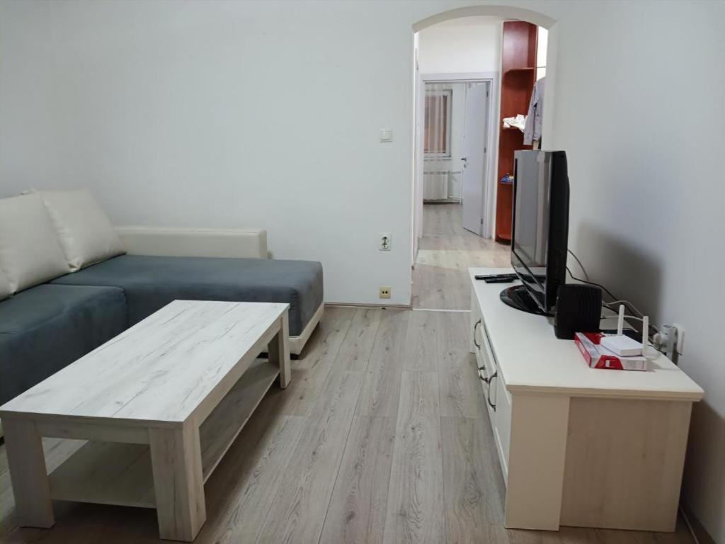 Lovely Square Apartment Purple Velvet Скопье Номер фото
