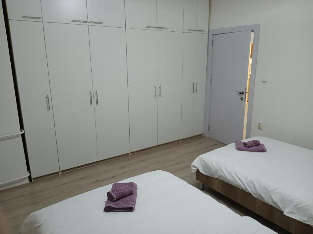 Lovely Square Apartment Purple Velvet Скопье Номер фото
