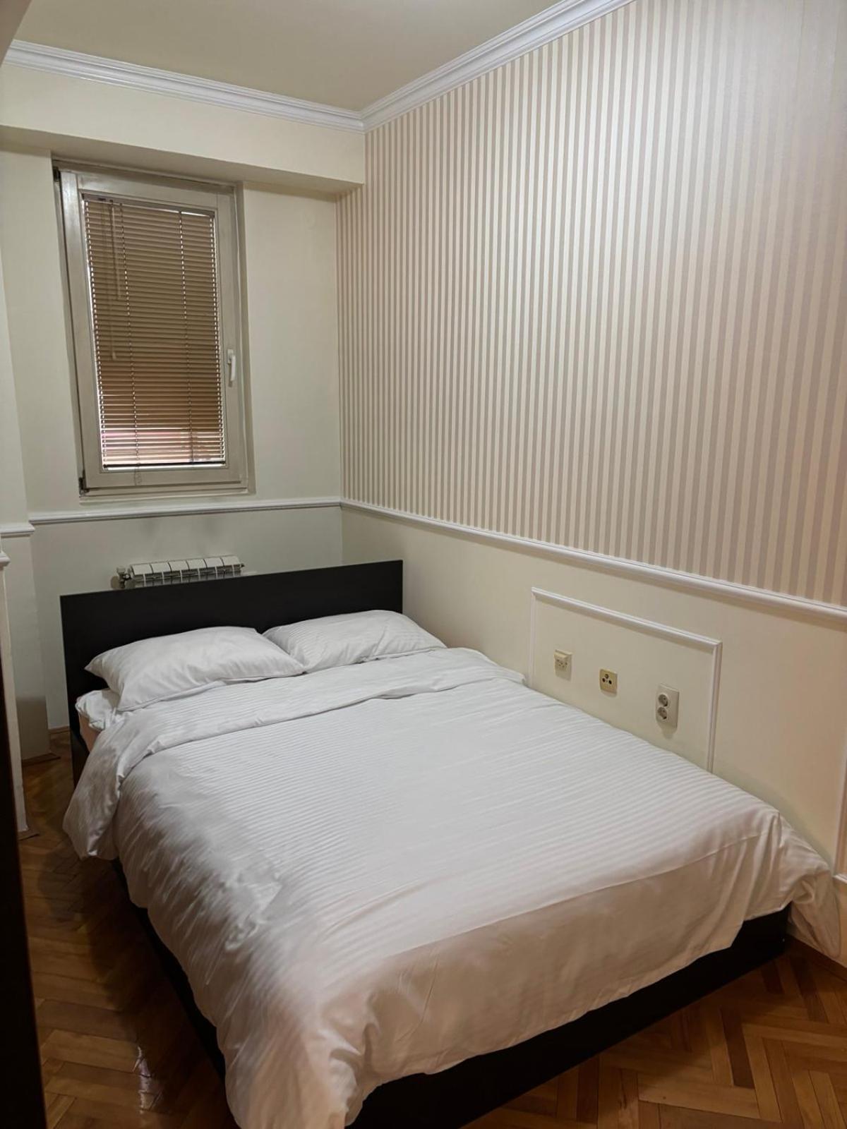 Lovely Square Apartment Purple Velvet Скопье Номер фото
