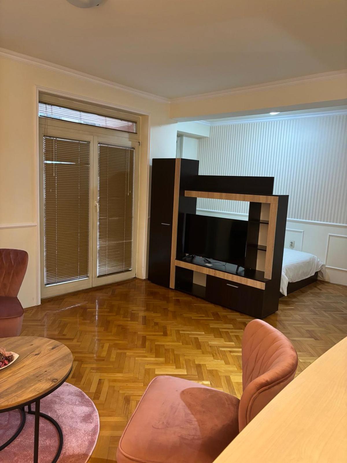 Lovely Square Apartment Purple Velvet Скопье Номер фото