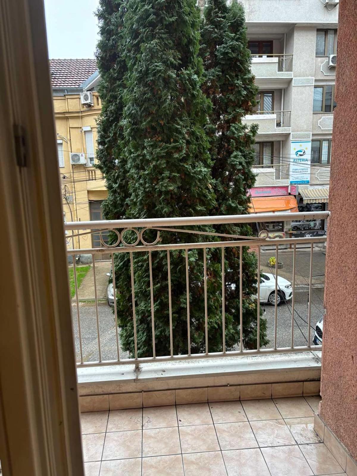 Lovely Square Apartment Purple Velvet Скопье Номер фото