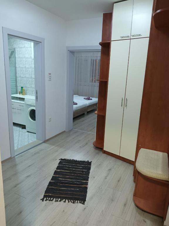 Lovely Square Apartment Purple Velvet Скопье Номер фото