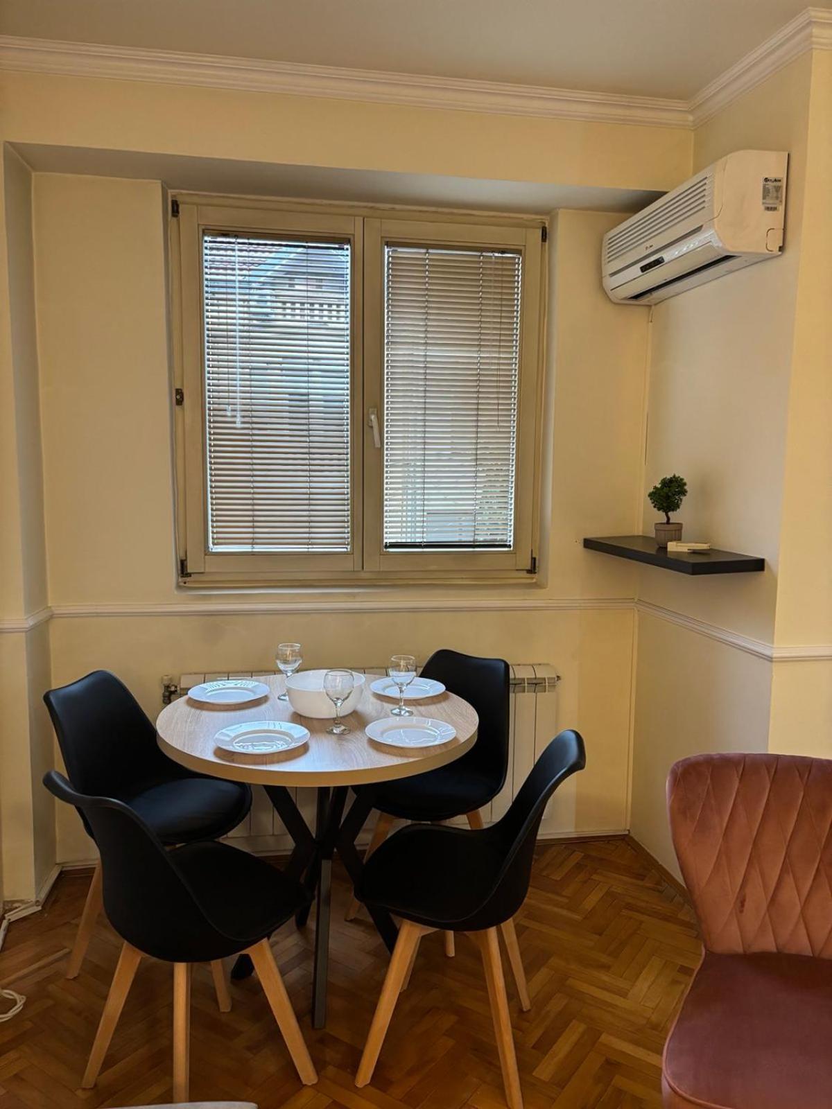 Lovely Square Apartment Purple Velvet Скопье Экстерьер фото