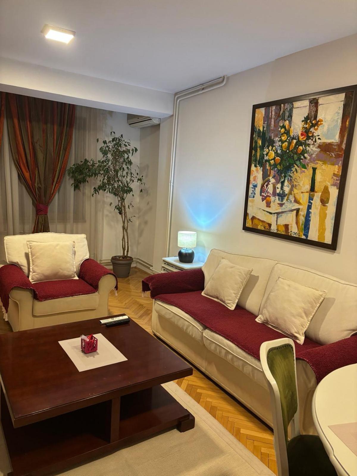 Lovely Square Apartment Purple Velvet Скопье Экстерьер фото