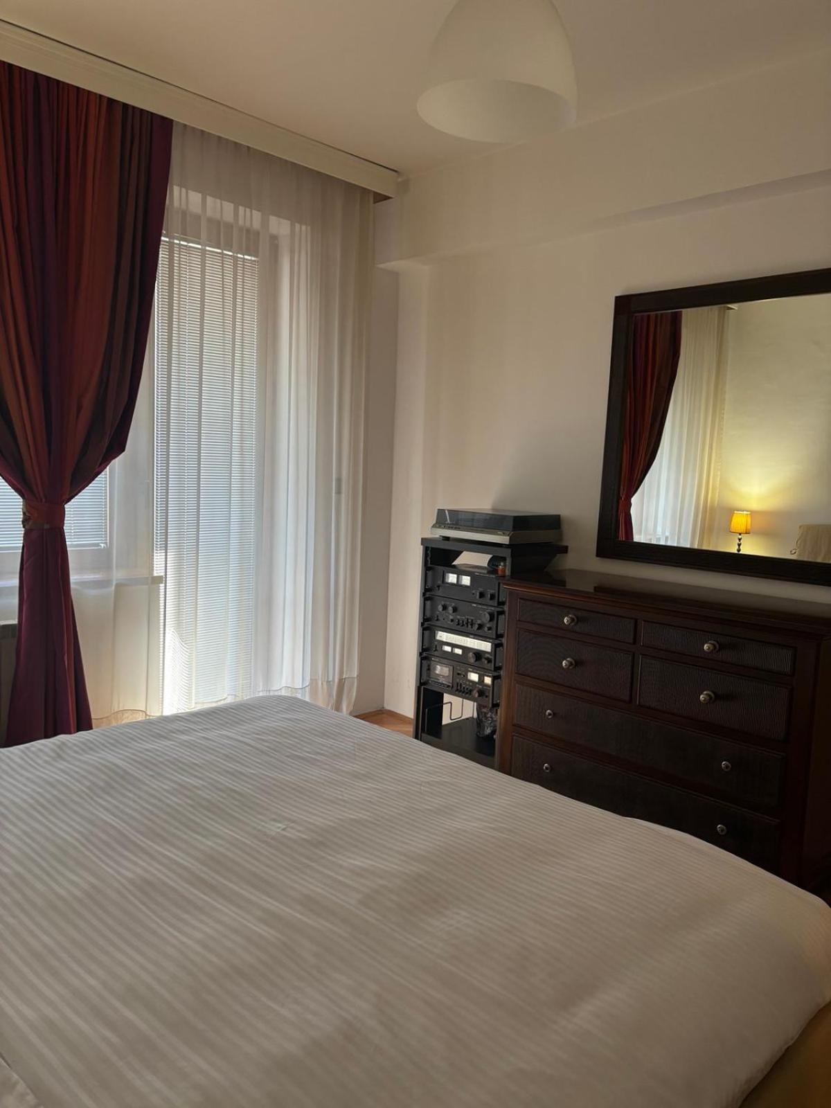 Lovely Square Apartment Purple Velvet Скопье Номер фото