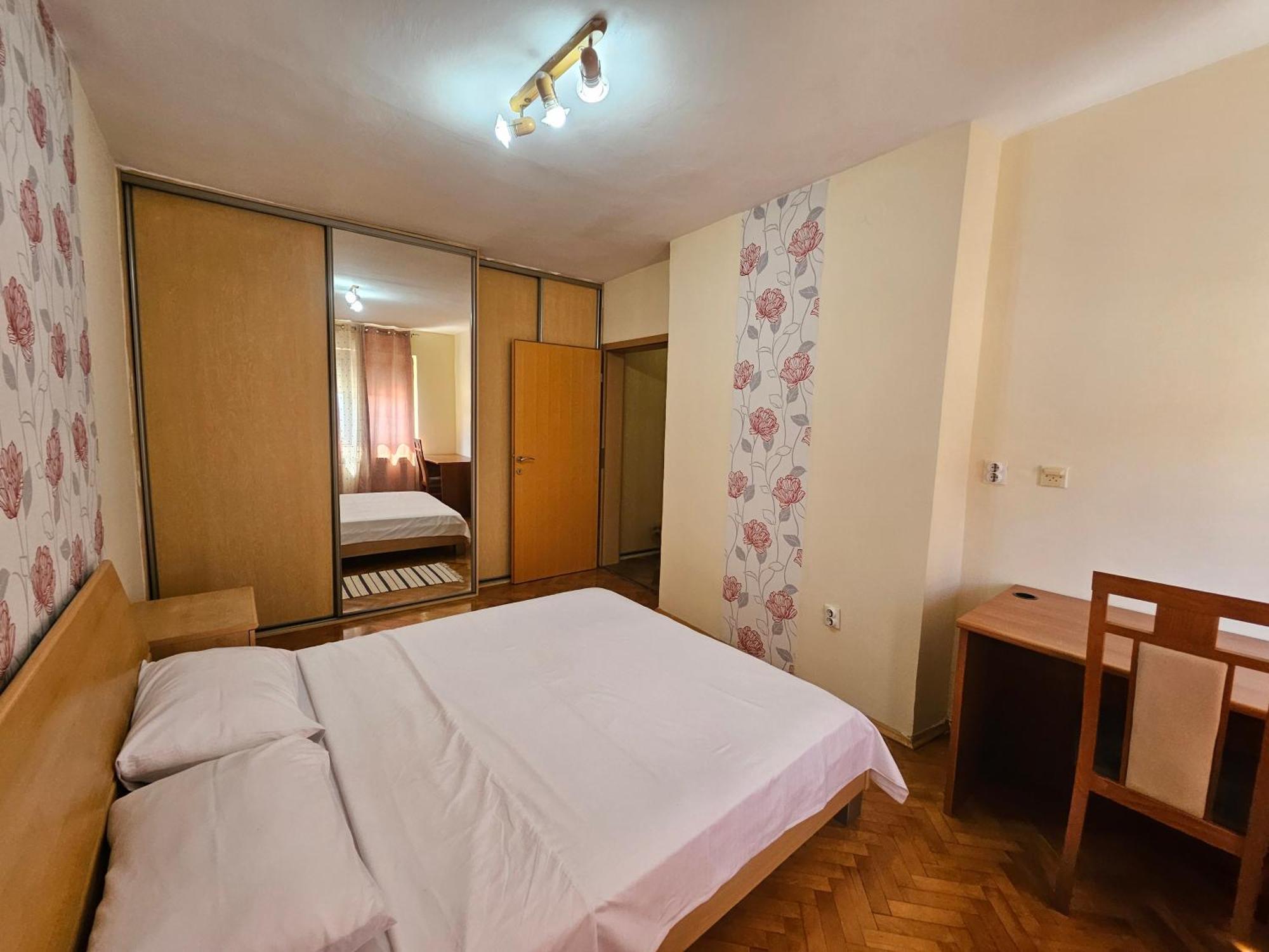 Lovely Square Apartment Purple Velvet Скопье Номер фото