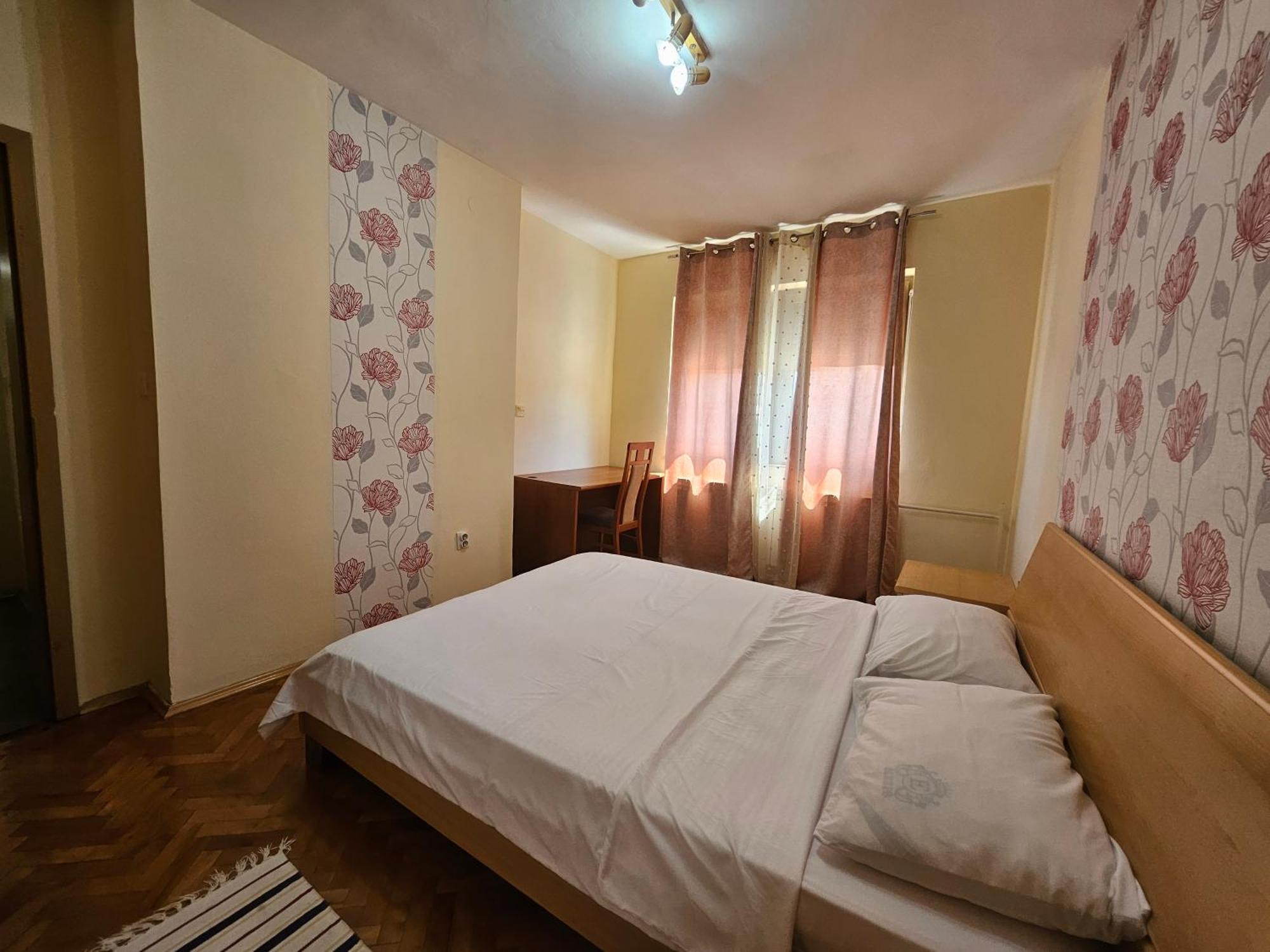 Lovely Square Apartment Purple Velvet Скопье Номер фото