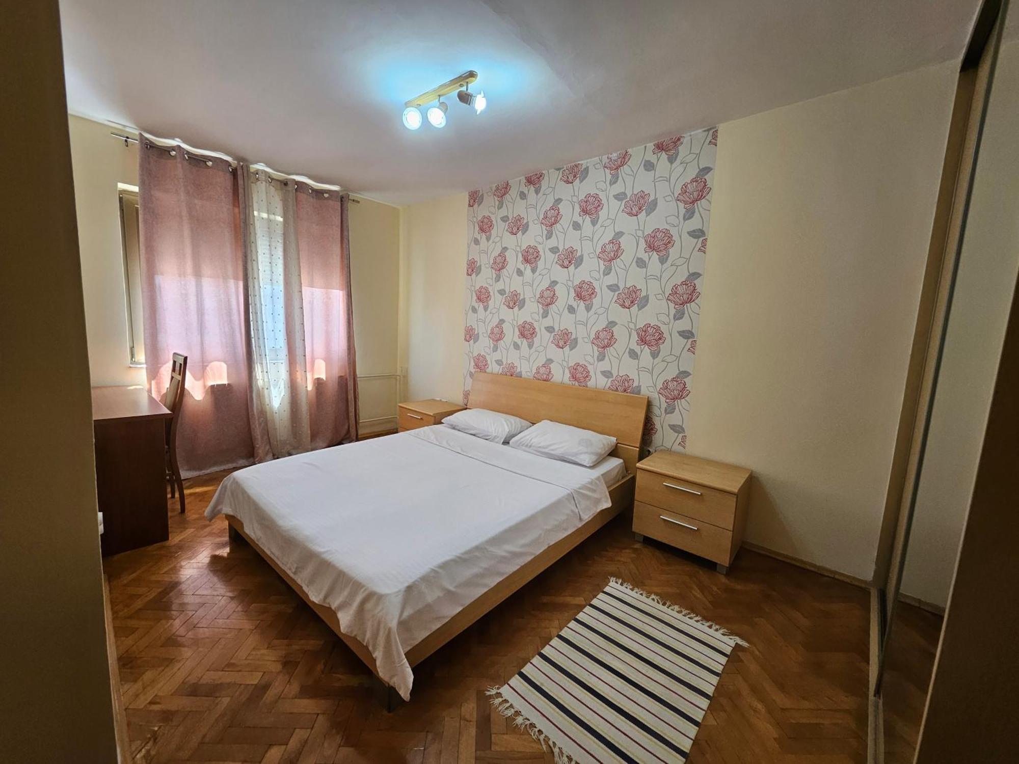 Lovely Square Apartment Purple Velvet Скопье Номер фото